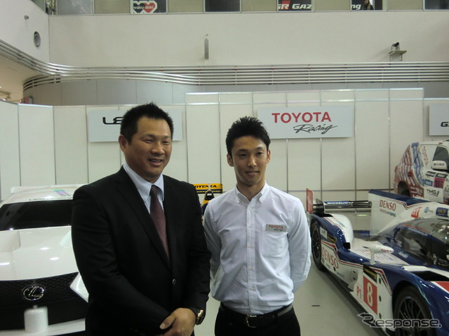 クルマ&レース好きで知られる元プロ野球選手の山崎武司さんが発表会場を来訪し、中嶋一貴と談笑。