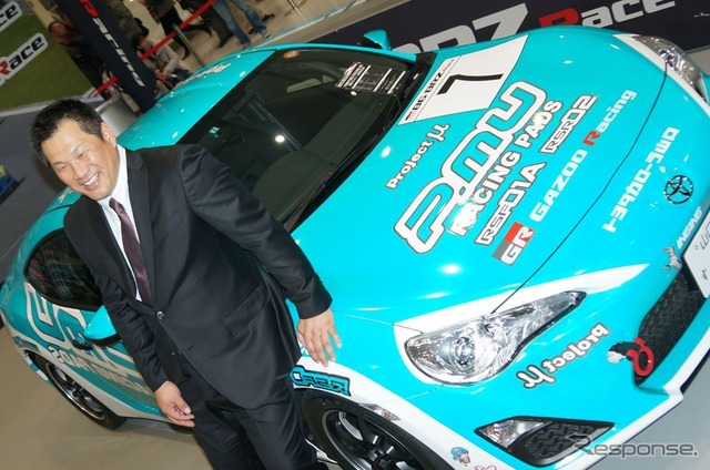 トヨタとスバルは、86&BRZを使った参加型モータースポーツ分野で引き続き協力していく(写真:86&BRZレースでレーサーデビューする元中日・山崎武司氏)