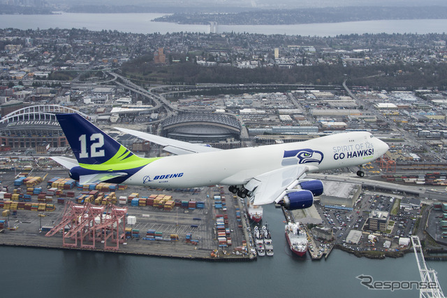 センチュリーリンク上空を飛行する、シーホークスのペイントが施された747-8貨物輸送機