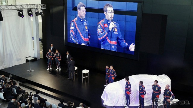 ヒュンダイチームの一員として紹介を受けるクリス・アトキンソン