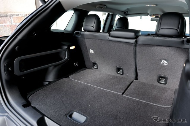 新型ジープ チェロキー (写真は発売前のテスト車)
