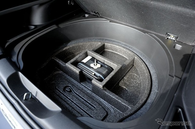 新型ジープ チェロキー (写真は発売前のテスト車)