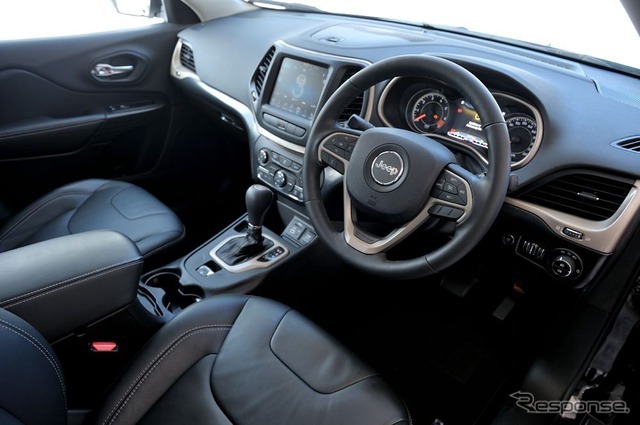 新型ジープ チェロキー (写真は発売前のテスト車)