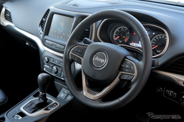 新型ジープ チェロキー (写真は発売前のテスト車)