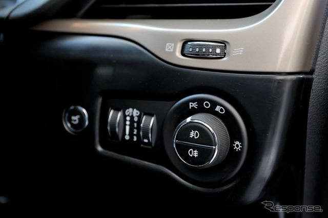新型ジープ チェロキー (写真は発売前のテスト車)
