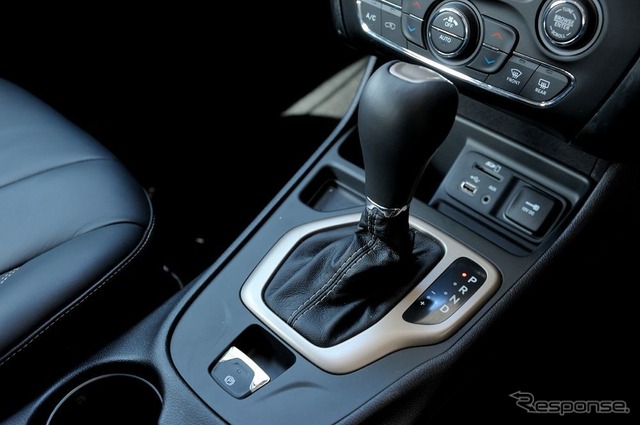 新型ジープ チェロキー (写真は発売前のテスト車)