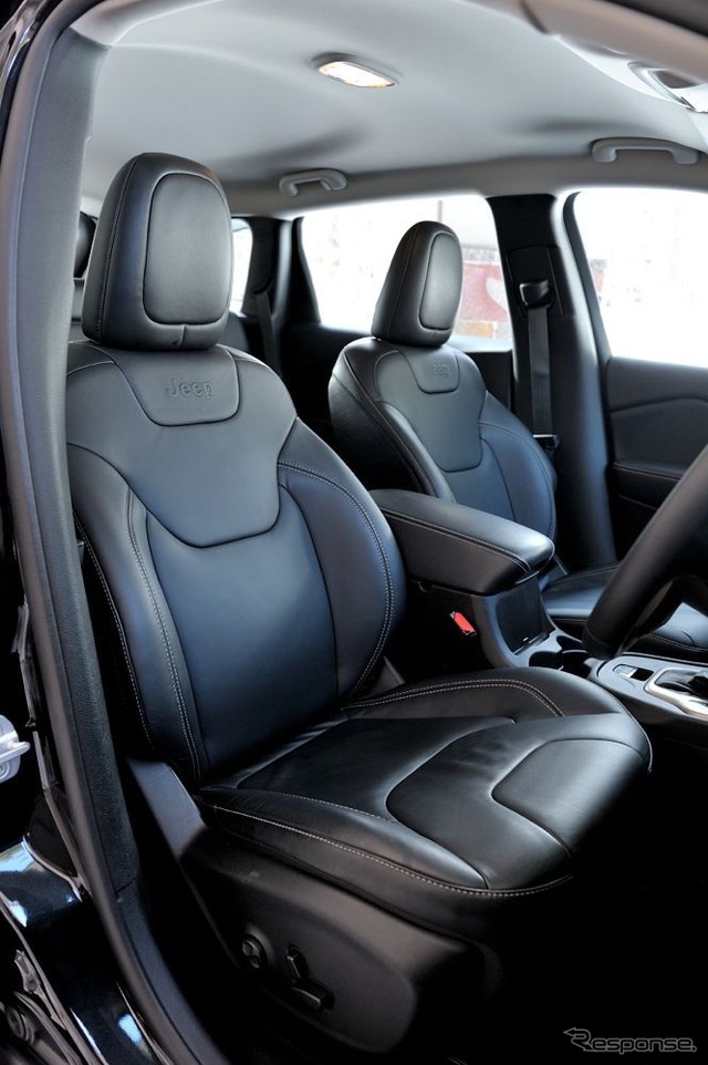 新型ジープ チェロキー (写真は発売前のテスト車)
