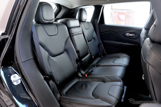 新型ジープ チェロキー (写真は発売前のテスト車)