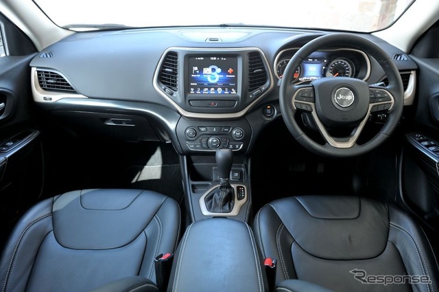 新型ジープ チェロキー (写真は発売前のテスト車)