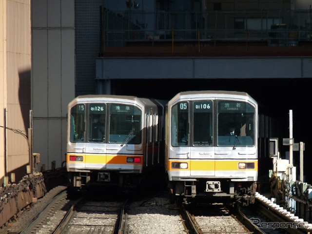 新型車両への置き換えが進行中の銀座線01系。初期に製造された車両は今では珍しくなった「非暖房車」だ。写真は冷暖房装置を搭載した第26編成(左)と冷房装置のみ搭載した第06編成(右)。