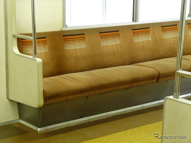 非暖房車は座席下のスリットがない。