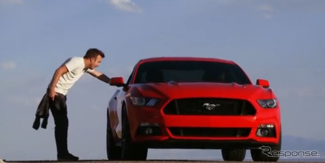 映画『ニード・フォー・スピード』（『Need for Speed』）のワンシーン。新型フォードマスタングと主演のアーロン・ポール（トビー・マーシャル役）