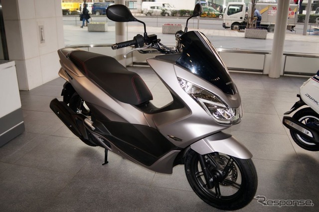 ダンク発表会場に展示された125ccの原付二種、新型『PCX』