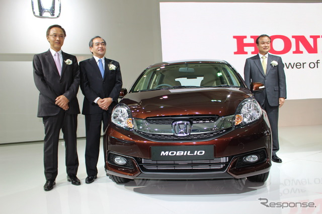 ホンダカーズインディアの金山裕則社長(左)とホンダ 伊東孝紳社長(右)(デリーモーターショー14)