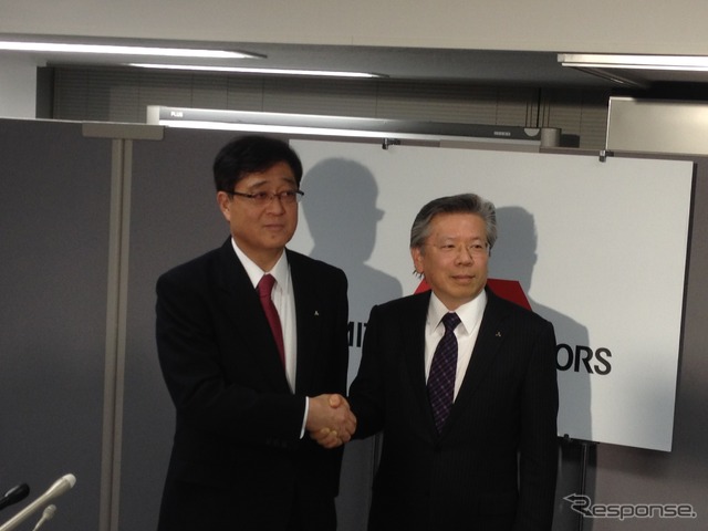 三菱自動車の益子修社長（左）と次期社長の相川哲郎常務