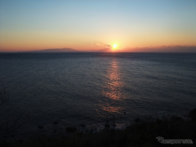 2013年最後の日の出と伊豆大島