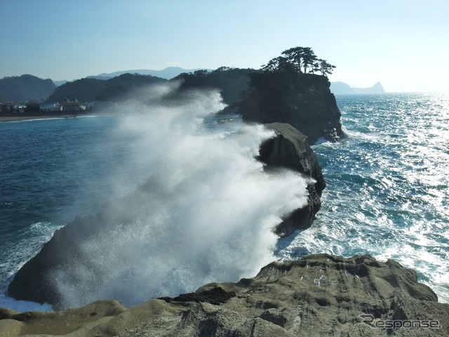 伊豆・堂ヶ島では荒々しい波濤を見ることができる