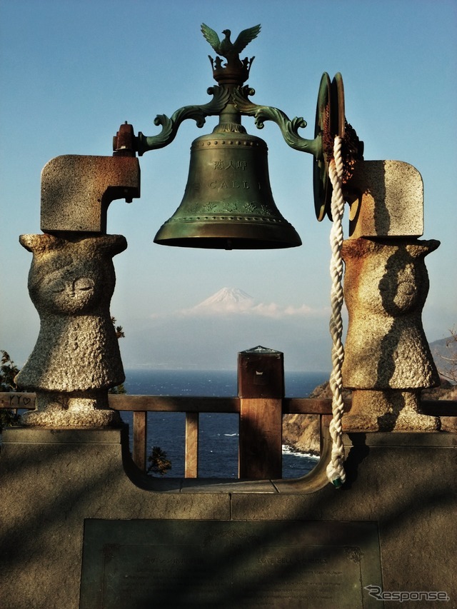 恋人の鐘の向こうに富士山を望む