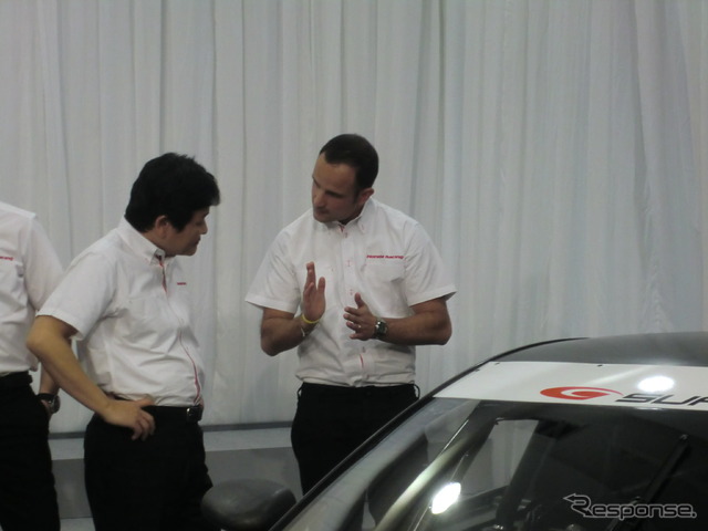 NSXの前でホンダの開発首脳と話すリウッツィ。