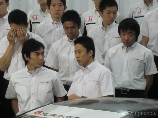 フォトセッションの合間に佐藤琢磨（最前列左）と談笑する伊沢拓也。