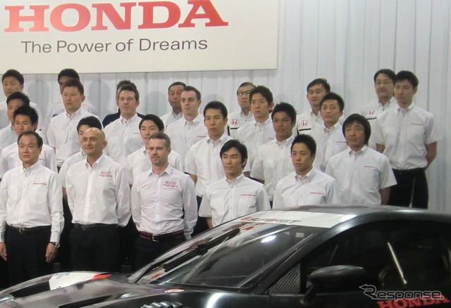 ホンダの2014年モータースポーツ活動計画発表会にて。写真最前列左から伊東社長、タルクィーニ(WTCC)、モンテイロ(WTCC)、佐藤琢磨(インディ)、伊沢拓也(GP2)。