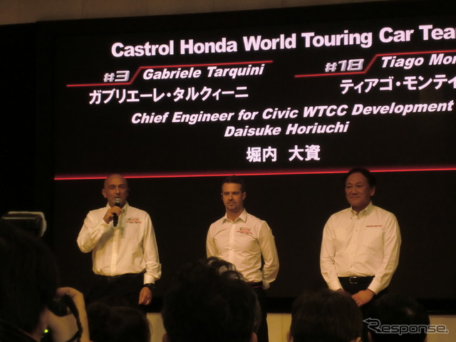 ホンダの2014年モータースポーツ活動計画発表会で登壇した、WTCCワークス選手のタルクィーニ(左端)とモンテイロ(中央)。