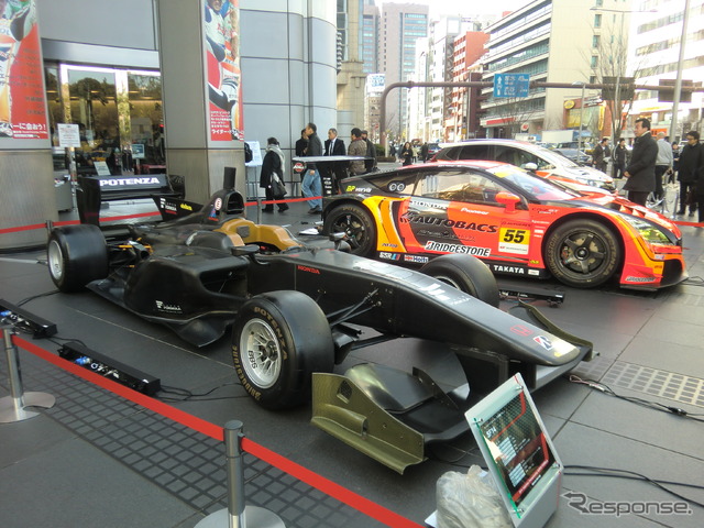 7日のホンダ本社でのモータースポーツ活動計画発表会。社屋外にSF14が展示された(奥はGT300の「CR-Z GT」)。