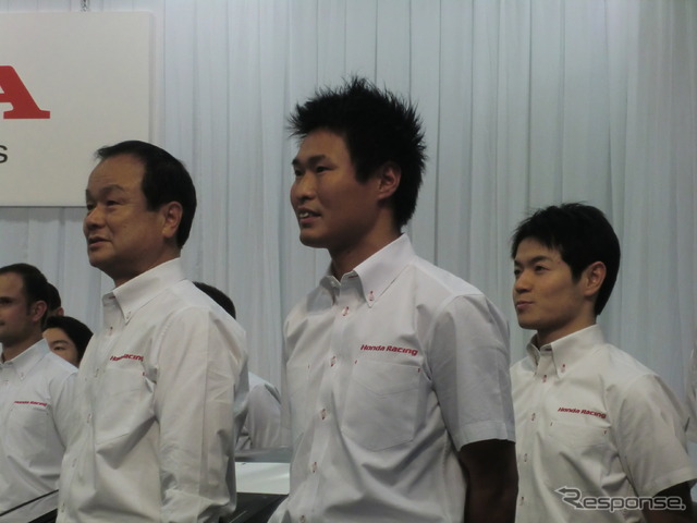 左からホンダの伊東社長、塚越広大、山本尚貴。