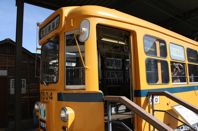 旧型車両は2両。こちらは「学園号」です