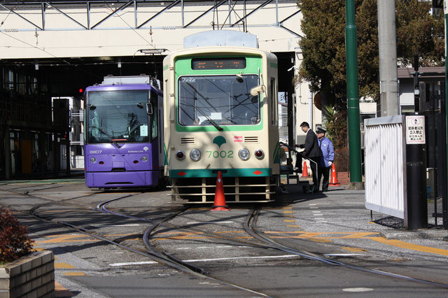 車庫待機の車両に乗り込みます
