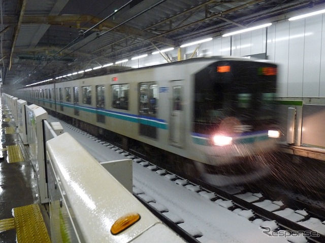 雪に覆われた東急目黒線を走る電車(車両は埼玉高速鉄道)。東京は13年ぶりの大雪警報となり、各地の鉄道路線でダイヤが乱れた。一部の路線は運転を見合わせている。