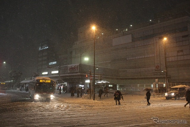 目黒駅前の様子。車道と歩道の区別がつかないほどに雪が積もっている。