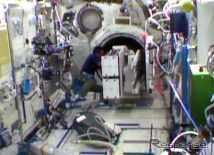 超小型衛星を放出する装置のセットアップを行う若田宇宙飛行士(出典:JAXA/NASA)