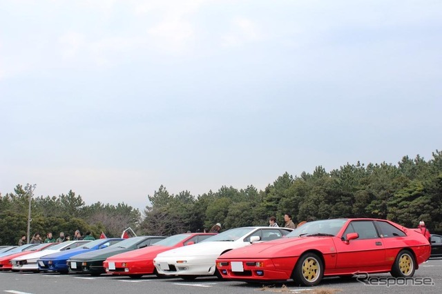 ロータス・エクラ(右)とエスプリ