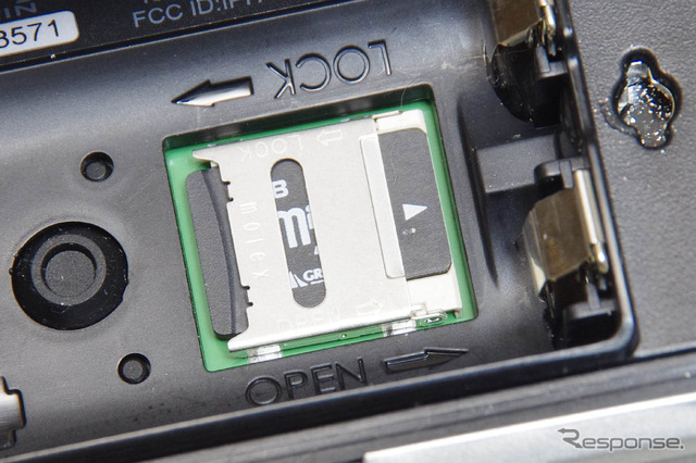 バッテリーの下にはMicroSDカードのスロットがある。