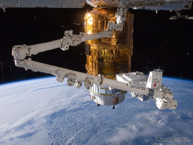 2012年、日本のHTV(こうのとり)3号機から曝露パレットを引出す国際宇宙ステーションのロボットアーム「カナダアーム2」。