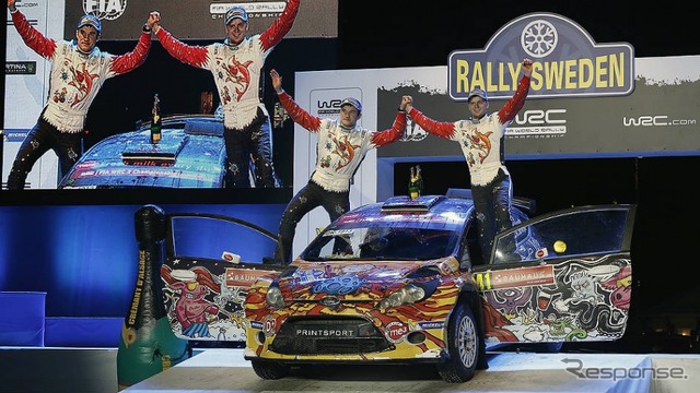 WRC-2クラスの優勝を手にしたカール・クルーダ