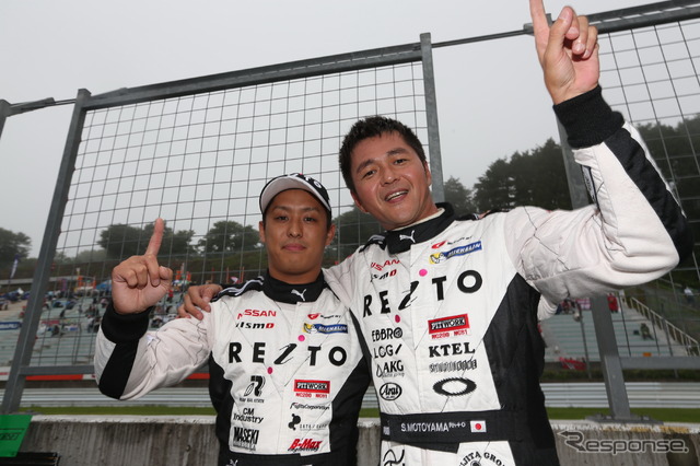 関口(左)は2013年、本山哲とのコンビでGT500を戦っていた。写真:NISSAN(2013年)
