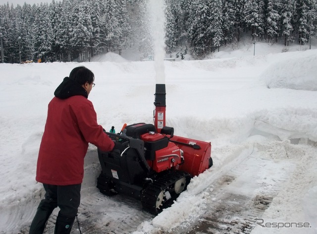 投雪装置で雪を遠くに吹き飛ばす