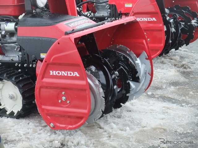 正逆転構造のクロスオーガ。定点運転でも硬い雪をどんどん粉砕する。