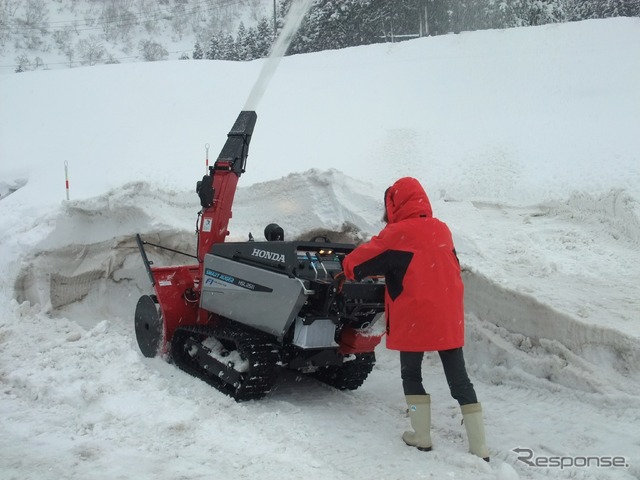 深雪も表面をスライスするようにどんどん除雪できる。