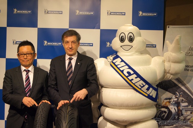 日本ミシュランタイヤ 代表取締役社長のベルナール・デルマス氏(中)