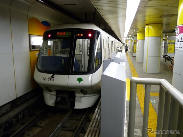 中野坂上駅を発車する大江戸線の列車。同駅を含む都庁前~光が丘間では光が丘行き初列車の時刻が18分繰り上げられる。