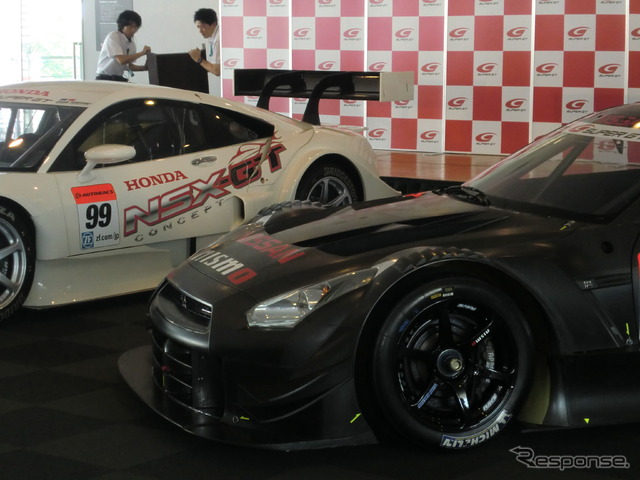 2013年8月、鈴鹿1000kmのレースウイークにお披露目された、2014年型GT500仕様GT-R(手前)。