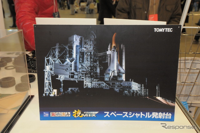 彩色済みスペースシャトルとLC-39A発射台、1/700ジオラマキットを展示