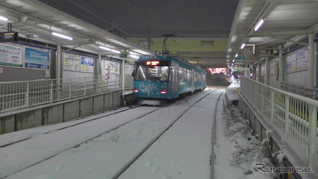 雪の中を走る東急世田谷線（14日夜撮影）