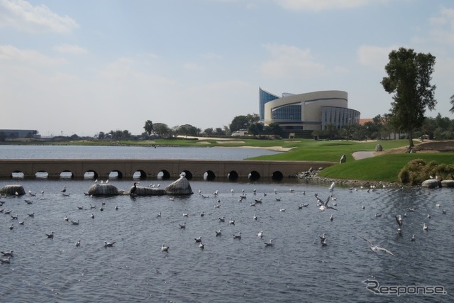 ドバイ郊外、アル・バディアゴルフクラブにて発表会は行われた。ドバイの水道は海水の