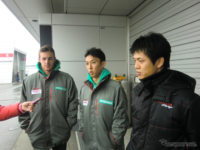 2013年12月の富士テスト。トヨタのエンジニアとともに新車の感触を報告する中嶋一貴（中央）とJ.ロシター（左）。