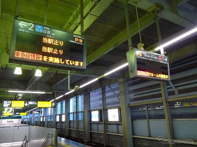東急武蔵小杉駅1・2番線ホームの発車案内表示器(2月15日17時10分)。目黒線(左)は「当駅止り」の表示で、東横線(右)は表示を停止していた。