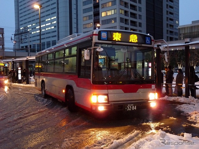 2月15日18時の時点では、武蔵小杉駅(横須賀線駅前)と日吉駅の間で代行バスが運行されていたが、途中の元住吉駅は通過。日吉駅と菊名駅を結ぶ代行バスは運転されていなかった。